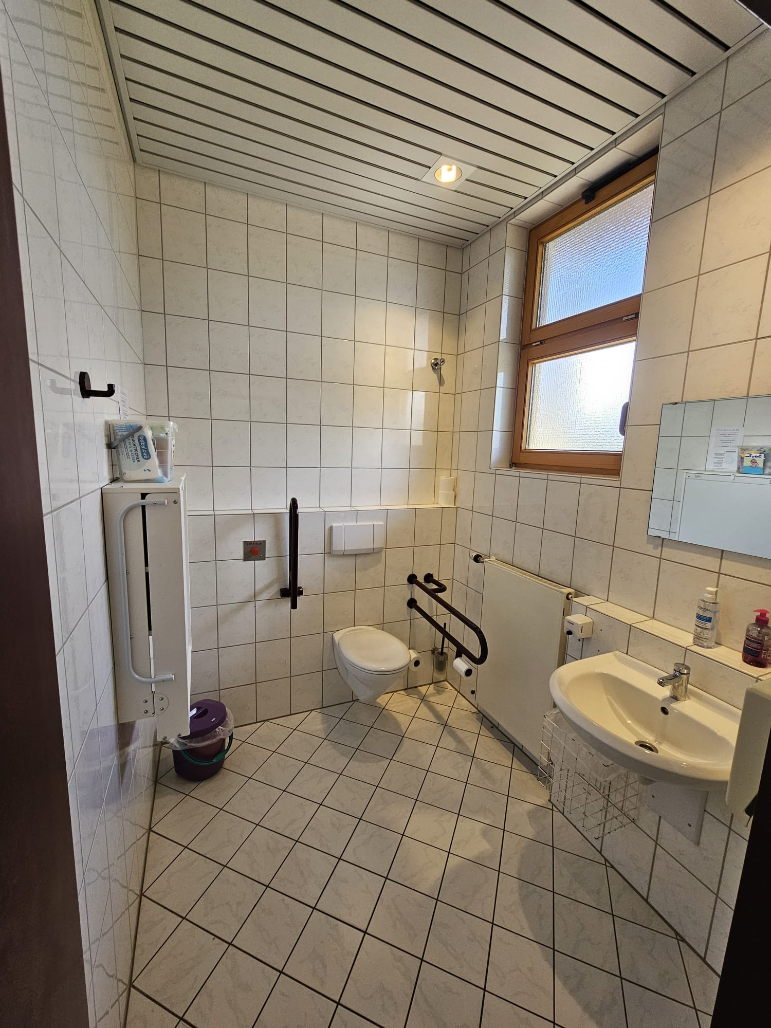 behindertentoilette.jpg